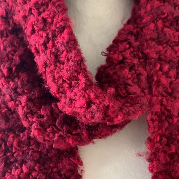 Hand knit chunky wool scarf in deep red - Picture 3 of 7